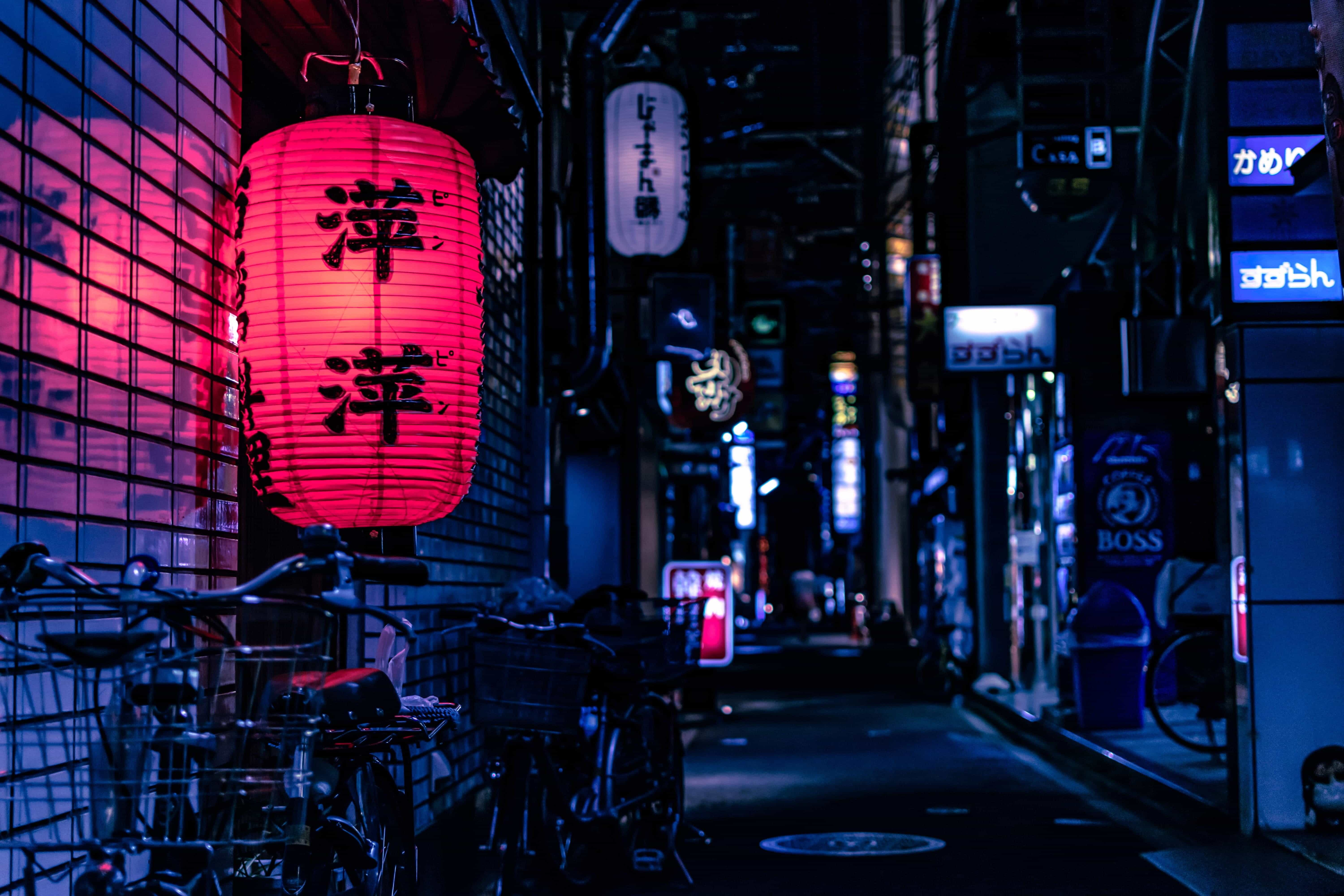 Lampe leuchtet in einer Seitenstraße einer japanischen Stadt.