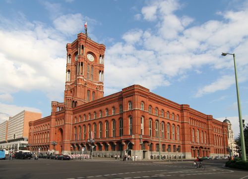 Luftaufnahme des roten Rathauses in Berlin.