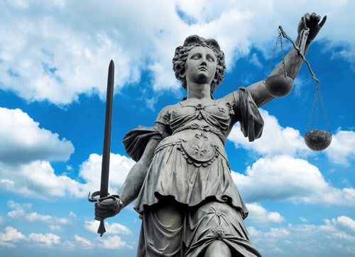 Statue der Justitia mit Waage und Schwert.